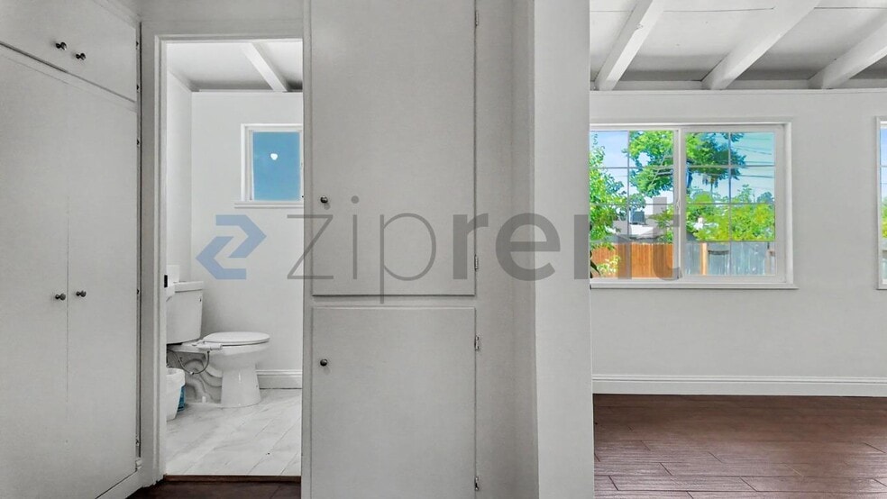 Building Photo - Unit
