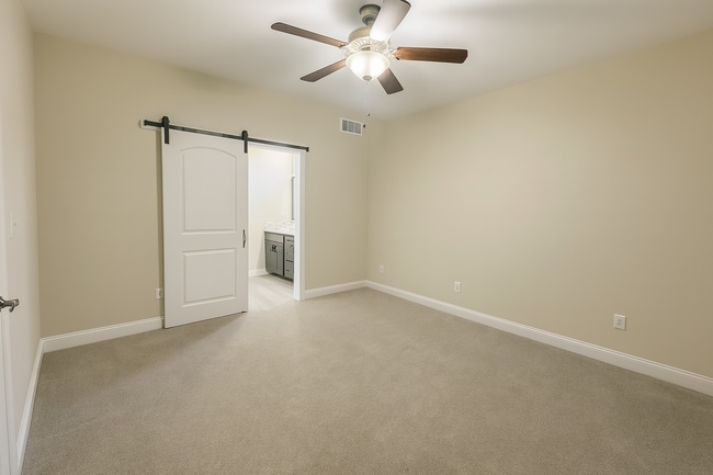 Building Photo - Spacious 4 Bedroom Home with Basement and Wet Bar in Clearwater