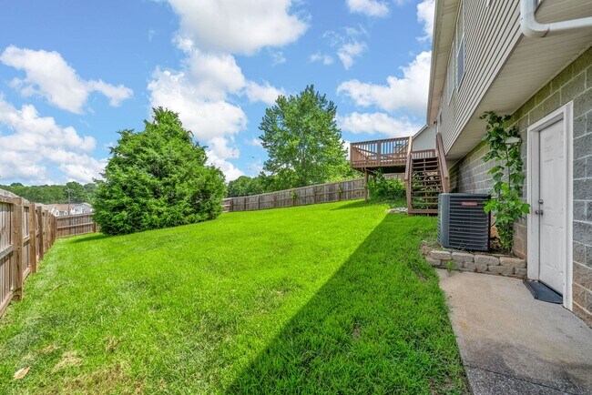 Building Photo - Pet Friendly Three Bedroom with Basement!