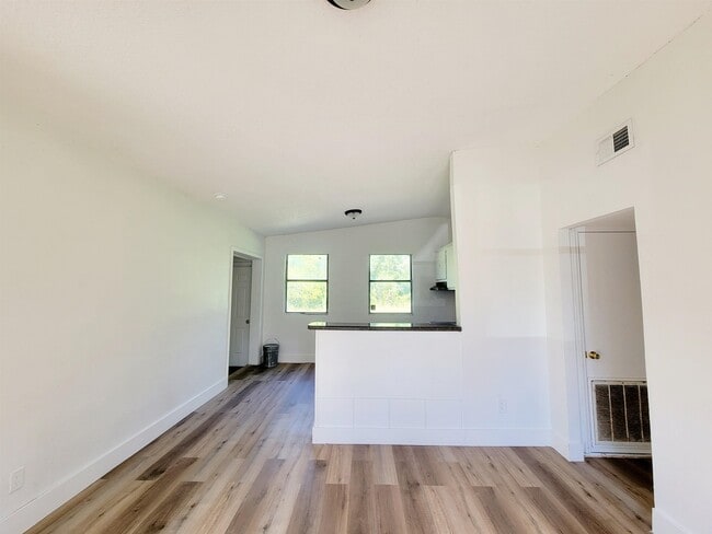 Building Photo - 906 N Veterans Dr