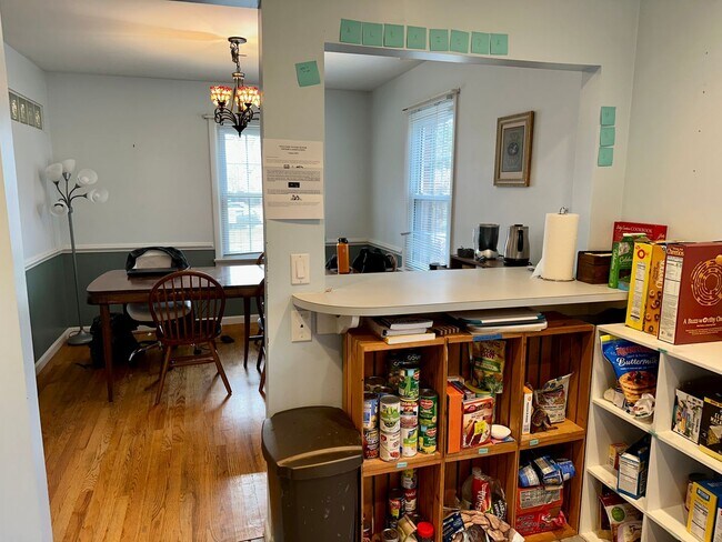 Building Photo - Spacious Corner Town Home With Large Yard