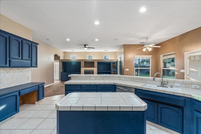 Building Photo - West Bakersfield Custom Home for Rent Available Now!