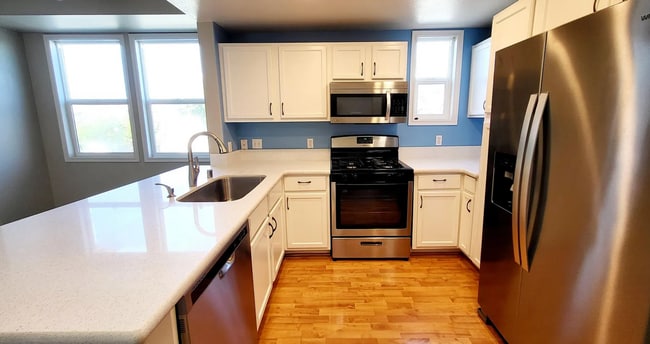 Building Photo - Beautifully Remolded Upscale 2 bed 2 bath ...