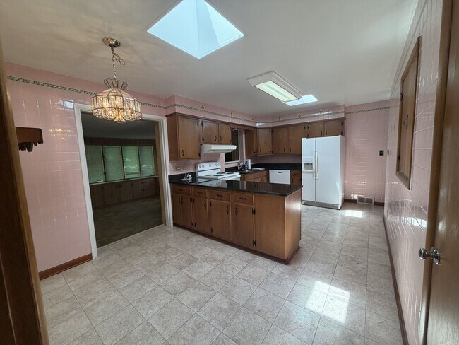 Building Photo - 926 Laurelwood Rd