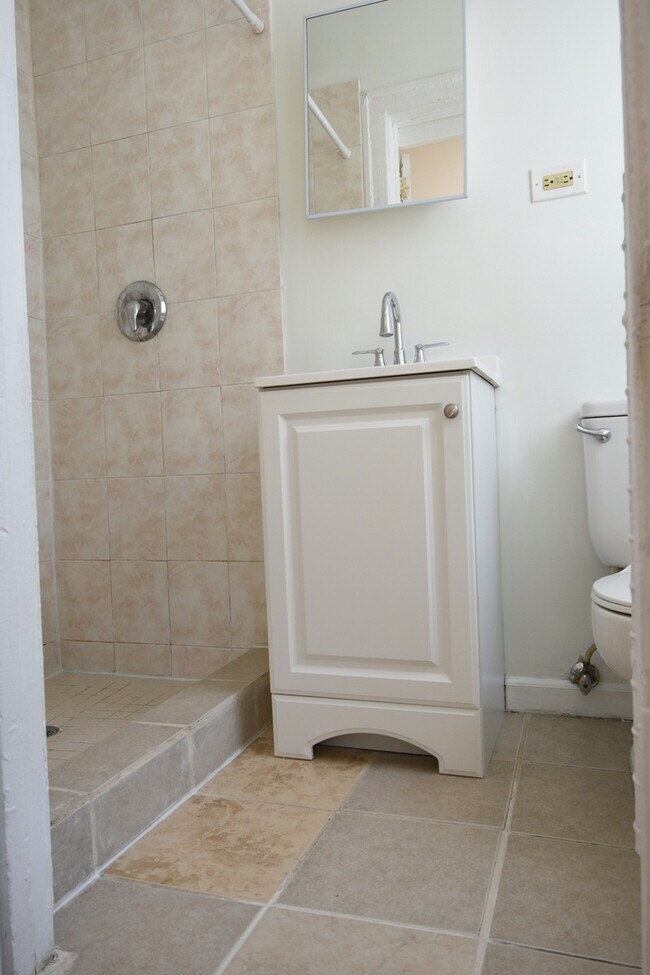 Building Photo - 4421 N Broadway