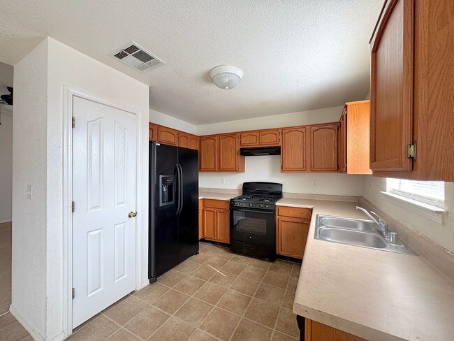 Building Photo - Northeast El Paso 3 Bed Refrig A/C