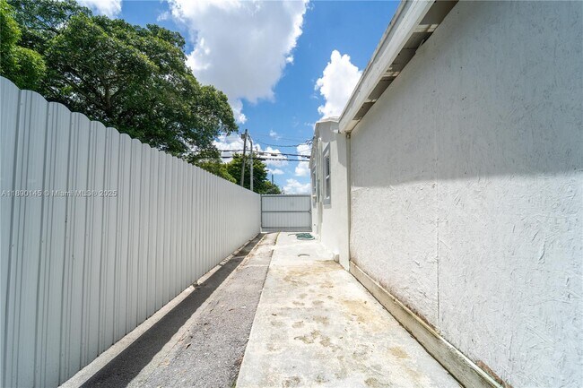Building Photo - 5725 NW 24th Ave