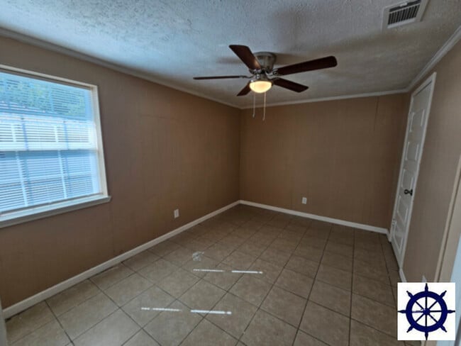 Building Photo - 715 E 13th St