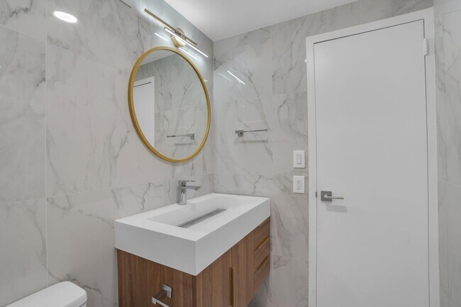 Building Photo - 1055 River Rd