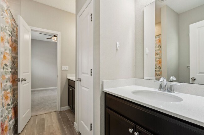 Building Photo - Spacious 3BR/3.5BA Home with Office & Reso...