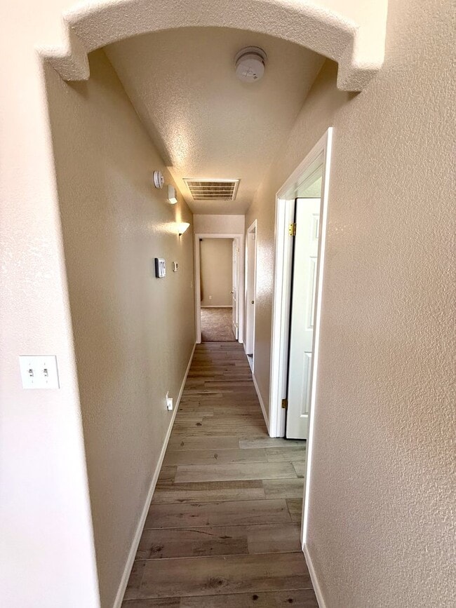 Building Photo - Charming 2 Bed, 2 Bath Home with Open Floo...