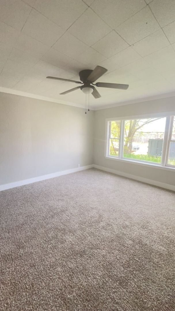 Building Photo - Fully Renovated Spacious 3 Bedroom 1.5 Bat...