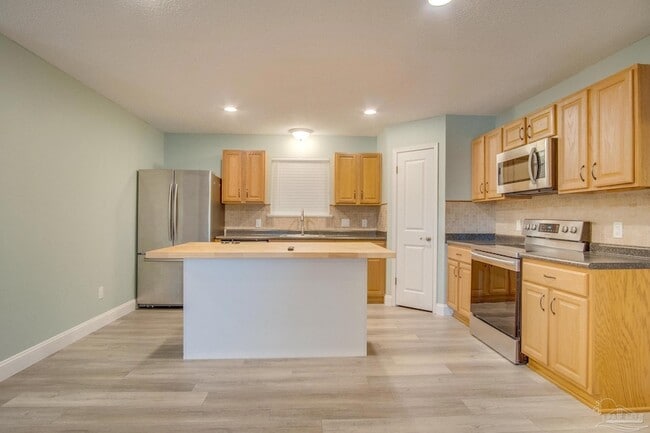 Building Photo - 9880 Creet Cir