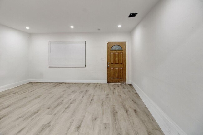 Building Photo - 736 NW 41st St