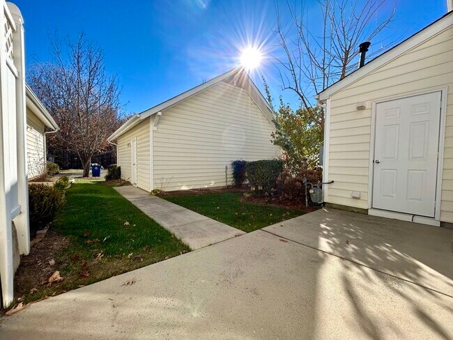 Building Photo - 1121 Drummond Ln