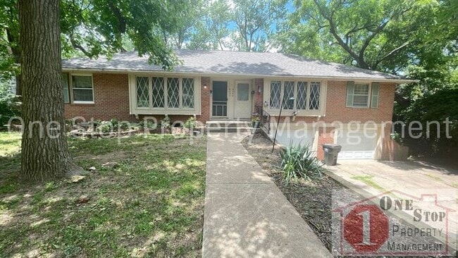 Primary Photo - 2 Bedroom, 2 Bathroom Duplex in Raytown, MO
