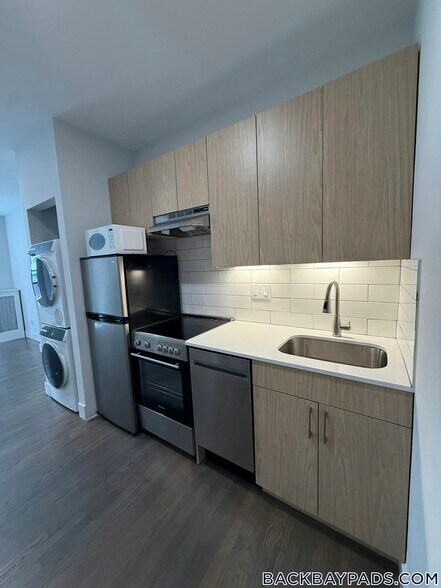 Building Photo - 270 Newbury St