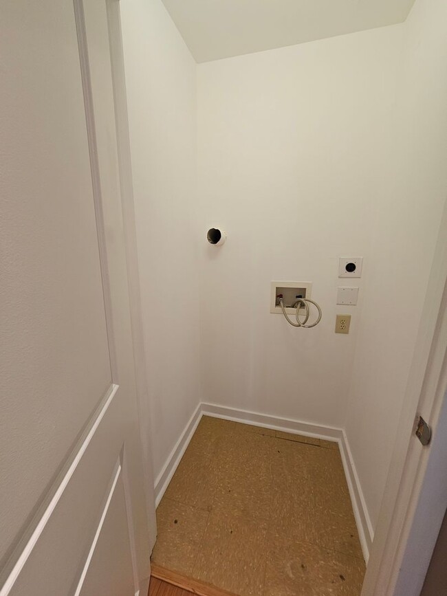Building Photo - Downtown condo with roof top pool & concie...