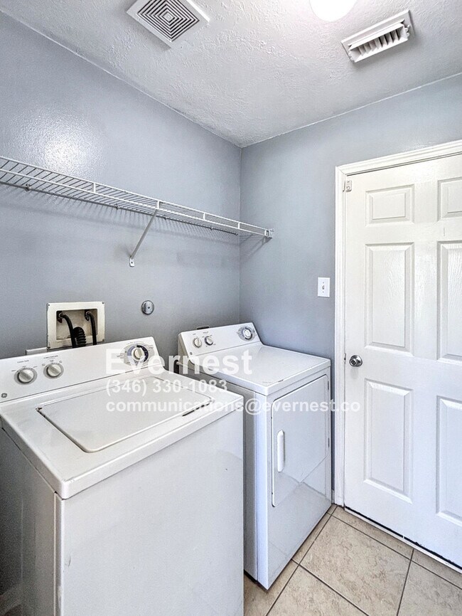 Building Photo - 3-Bedroom Home with Scenic Community Ameni...