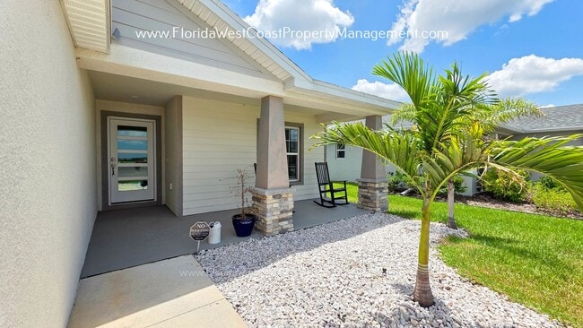 Building Photo - EXCEPTIONAL 3 BEDROOM/2 BATH HOME PLUS LARGE FENCED YARD! LONG TERM LEASE- UNFURNISHED!