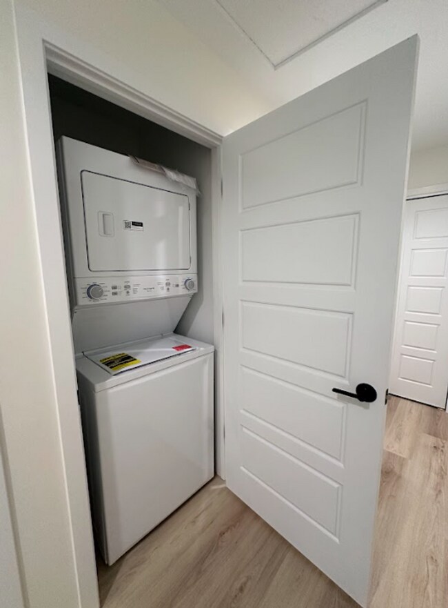 Building Photo - 2 Bedroom/1 Bath Duplex Available For Rent