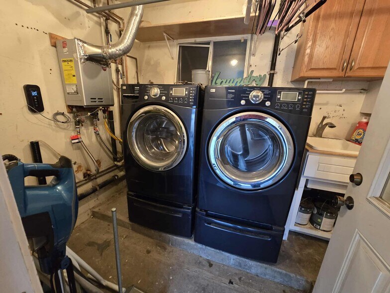Laundry Area - 2661 Magnolia Ave
