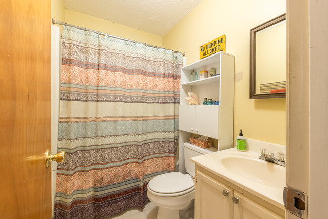 Building Photo - Walkable Carrboro Living — 3BR Home with L...