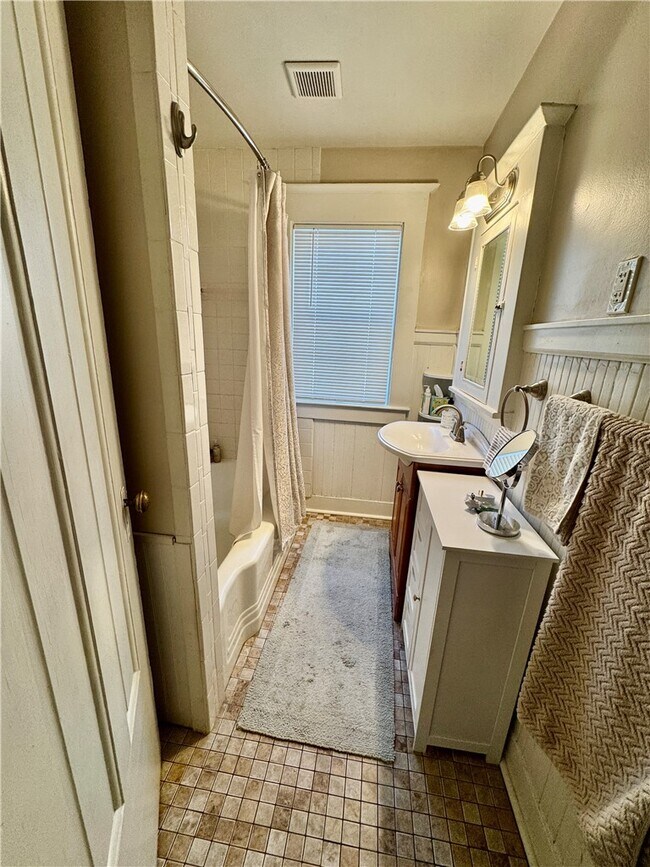 Building Photo - 275 Rosedale St