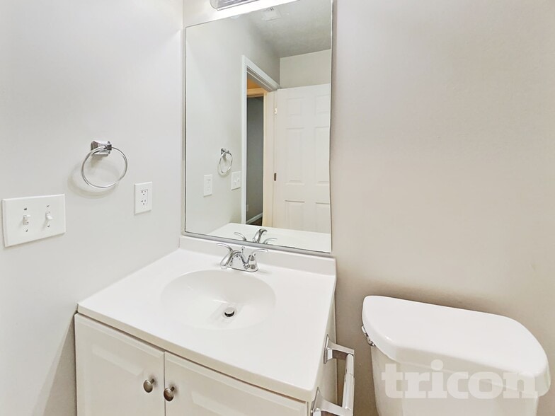 Building Photo - 1030 Riverclift Dr