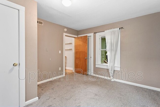 Building Photo - 2424 SE Yamhill St