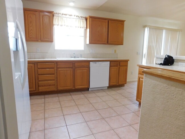 Building Photo - Spacious in Shadowbrook Sub-division