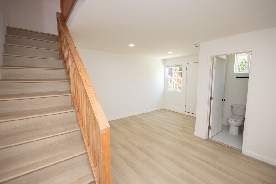 Building Photo - 446 S La Peer Dr