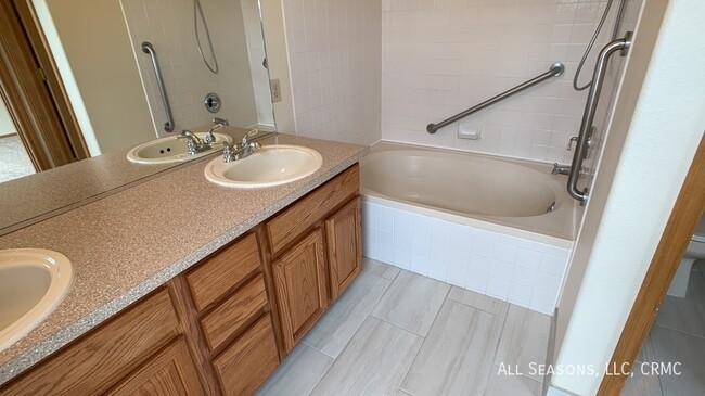 Building Photo - 1334 S Canoe Creek Dr
