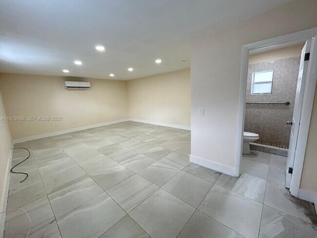 Building Photo - 610 E 8th Ave