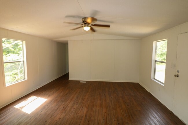 Building Photo - Newly Renovated Home