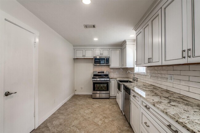 Building Photo - 235 Live Oak St