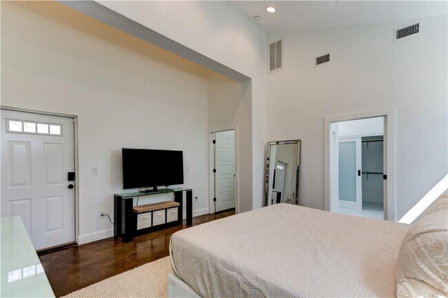 Building Photo - 2715 Zaragosa St