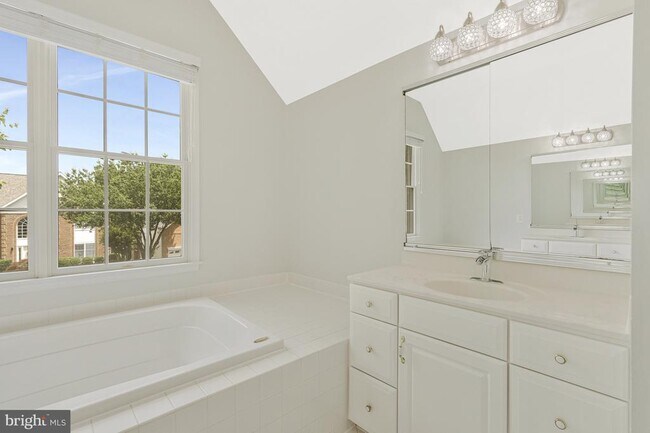 Building Photo - 10857 Hunter Gate Way