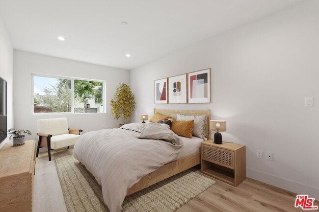 Building Photo - 6941 1/2 Simpson Avenue Unit