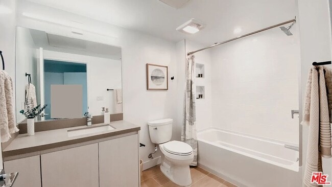 Building Photo - 700 S Manhattan Pl