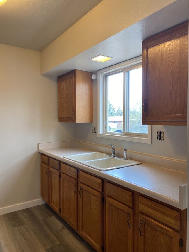 Building Photo - 2 Bedroom 2 Bath Townhome w/ large 2 car garage - Freshly remodeled - Available Now