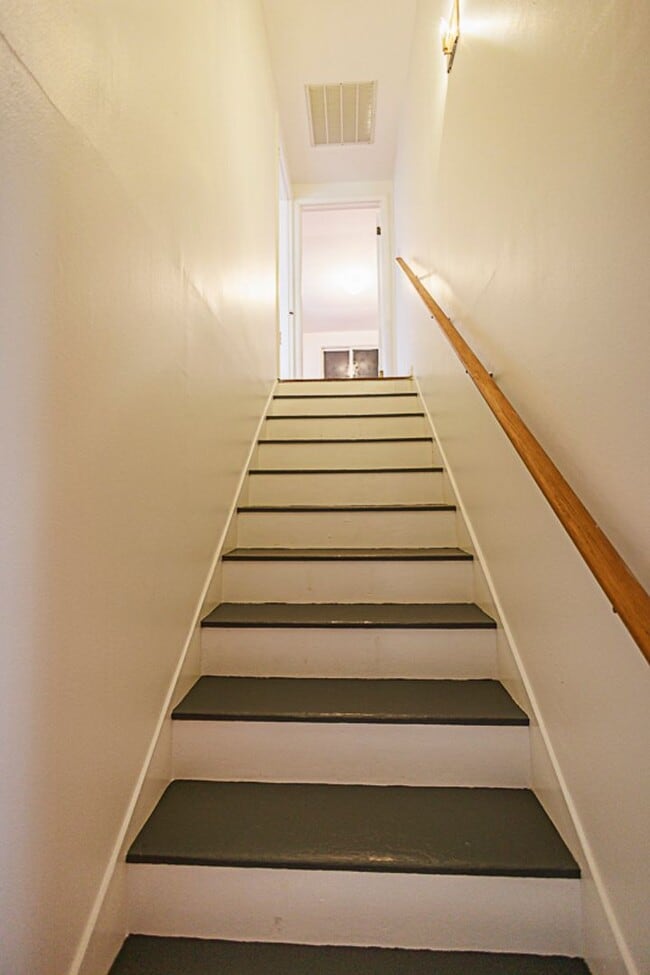 Building Photo - Charming three bedroom, two bath home with a Garage