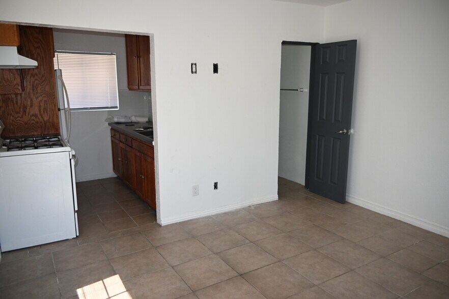 Building Photo - 15071 La Mesa St