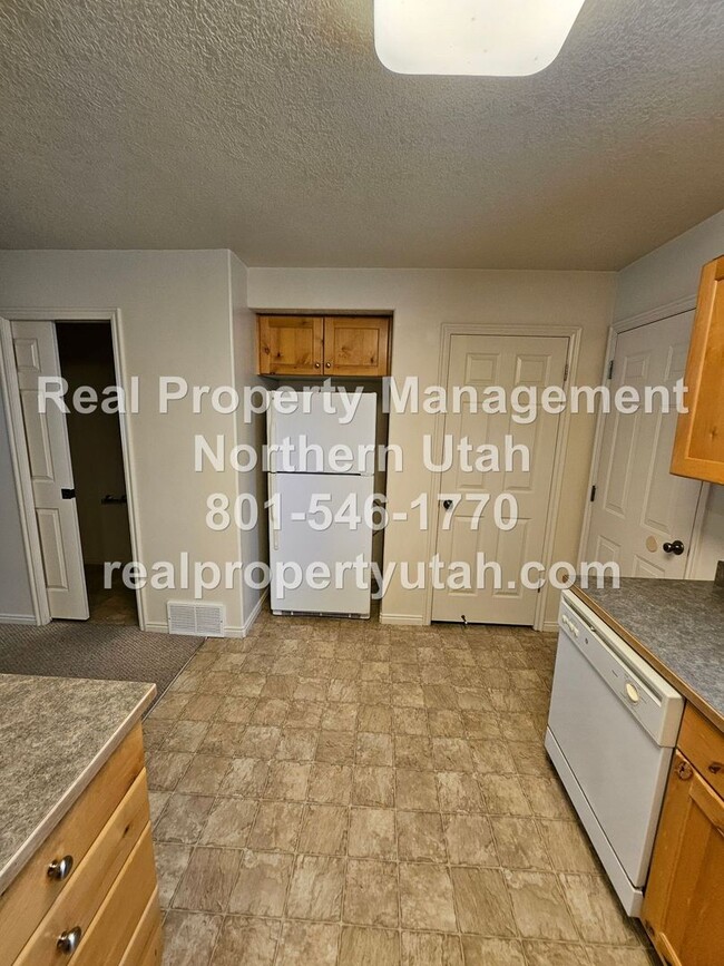 Building Photo - 3 Bedroom Townhome in Ogden Available Now!