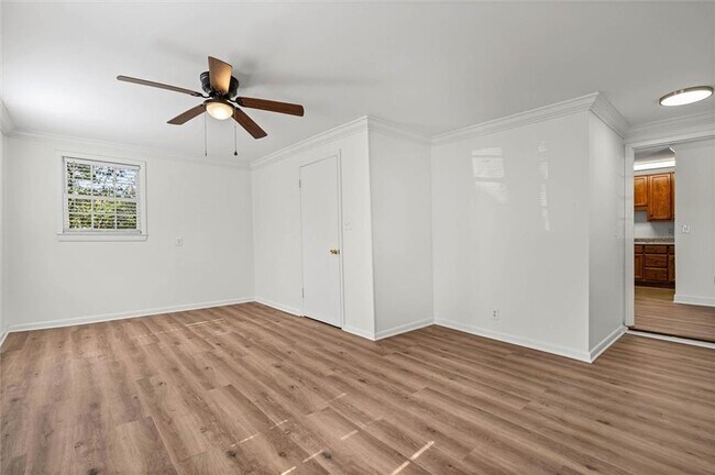 Building Photo - 5213 Pineview Ln S