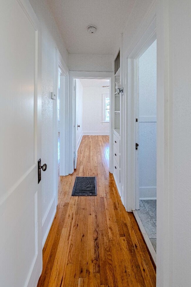 Building Photo - 720 Marquette Ave NW