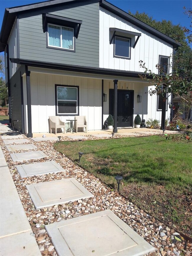 Building Photo - 724 Ramsey Ave