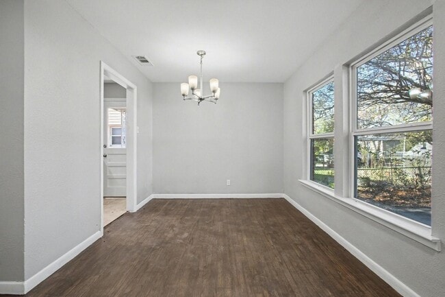 Building Photo - 2319 Glengariff Dr