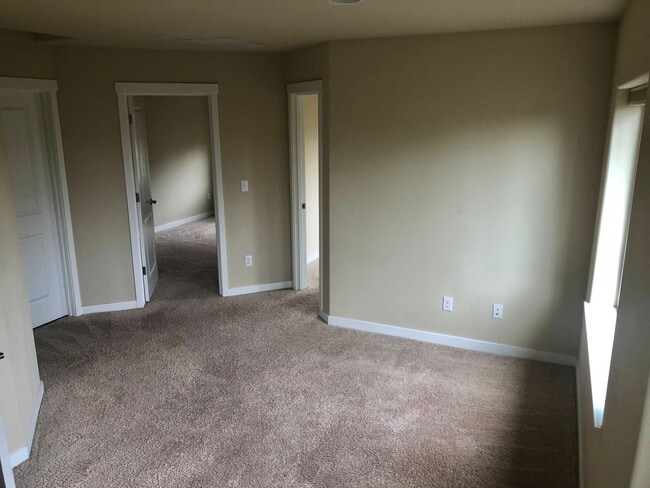 Building Photo - 3 Bed, 2.5 Bath Millcreek Townhouse New Ca...