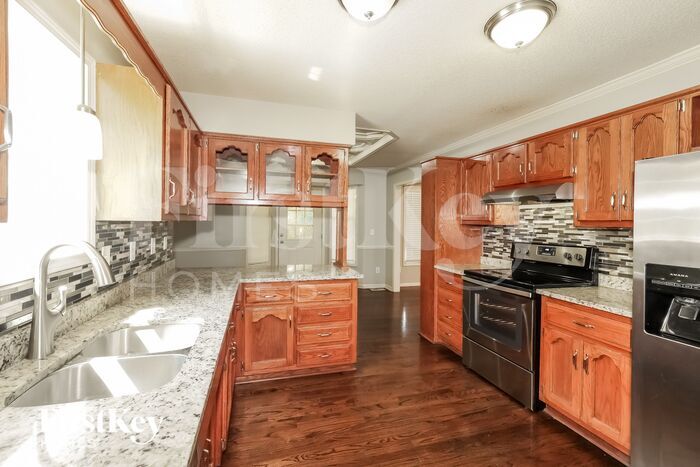 Building Photo - 305 W Laredo Trail